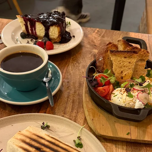 Very polite and friendly staff, which made the visit really pleasant. It's a lovely spot for brunch while in Valencia - relaxed atmosphere, good service, and comfortable seating.